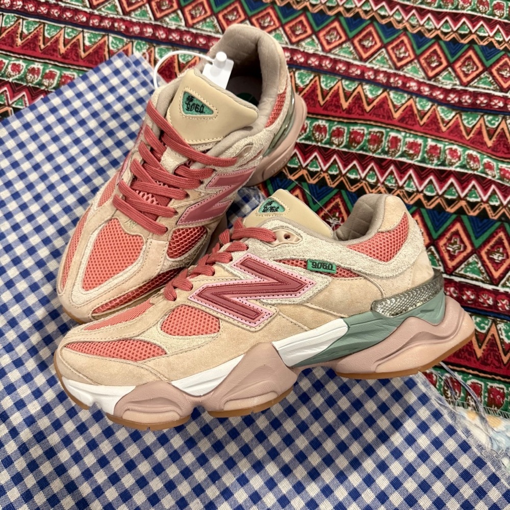 New Balance Pink and Cream Women's Sneakers with Coral Accents - Picture 4 of 6